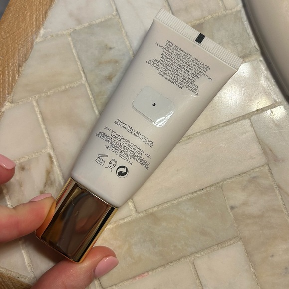 HOURGLASS Veil Hydrating Skin Tint Foundation - Picture 5 of 7